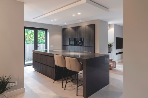 Kookeiland met stolwand van Caesarstone Raven